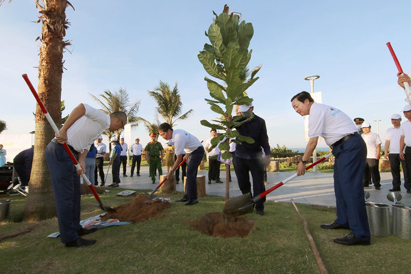 Bộ TN&MT cùng tỉnh Phú Yên trồng cây xanh tại Quảng trường tháp Nghinh Phong, TP Tuy Hoà 
