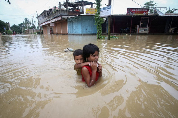 Lũ lụt ở Bangladesh và Ấn Độ khiến hàng triệu người mắc kẹt