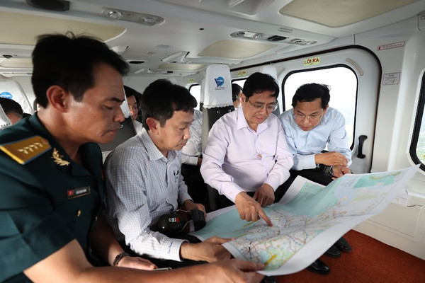 Thủ tướng khảo sát hướng tuyến 2 cao tốc tại ĐBSCL bằng trực thăng