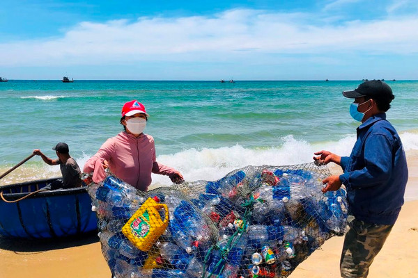Ngư dân Quảng Nam “đưa rác vào bờ”, bảo vệ môi trường biển sau chuyến ra khơi
