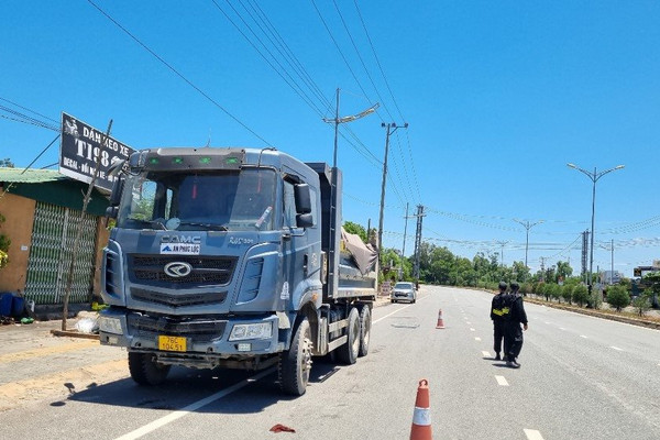 Quảng Ngãi: Mạnh tay xử lý xe rơi vãi đất đá, xe quá khổ, quá tải 