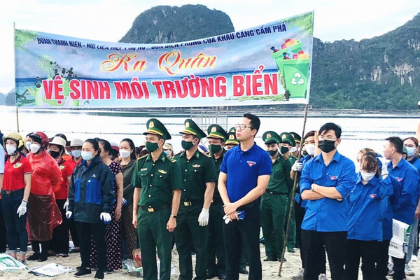 Quảng Ninh: Ra quân dọn vệ sinh môi trường biển