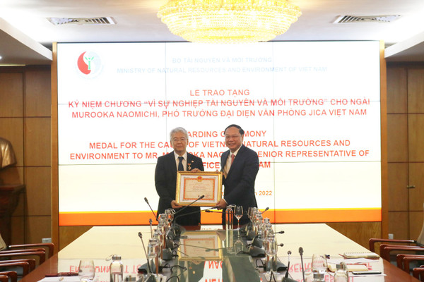 Trao Kỷ niệm chương Vì sự nghiệp Tài nguyên và Môi trường cho Phó Trưởng đại diện JICA tại Việt Nam