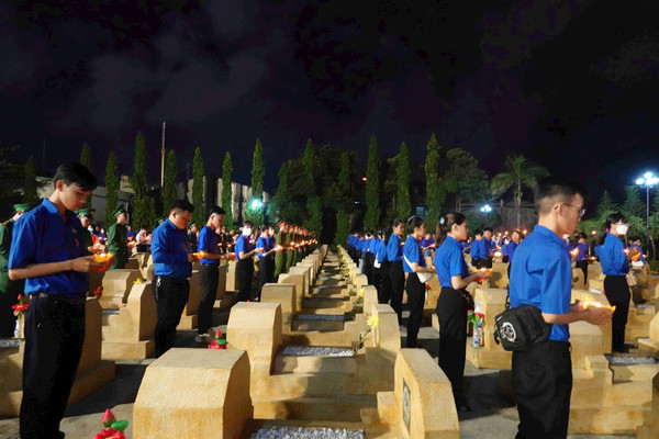 Bình Định: Thắp nến tri ân các anh hùng liệt sĩ
