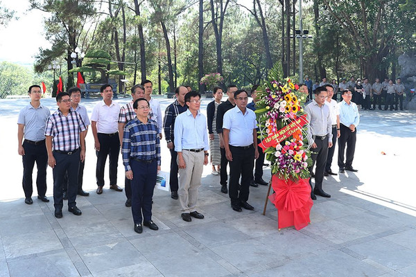 Đoàn công tác EVN dâng hương tưởng niệm các Anh hùng liệt sỹ tại Nghĩa trang Liệt sỹ Quốc gia Trường Sơn và nhiều địa danh lịch sử khác