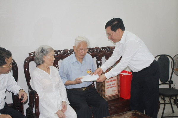 Phó Thủ tướng Thường trực Phạm Bình Minh thăm người có công với cách mạng tại Đà Nẵng