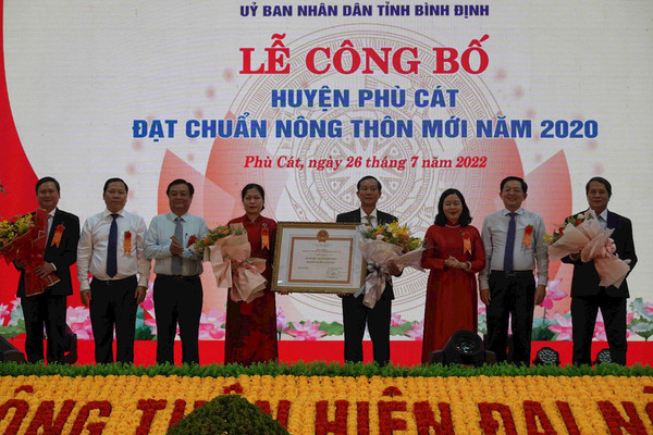 Bình Định: Công bố huyện Phù Cát đạt chuẩn nông thôn mới