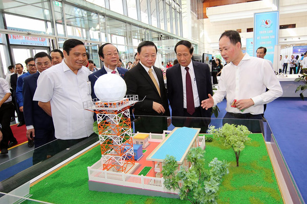 Phó Thủ tướng Lê Văn Thành tham quan Triển lãm thành tựu ngành TN&MT hướng đến Kỷ niệm 20 năm thành lập Bộ TN&MT