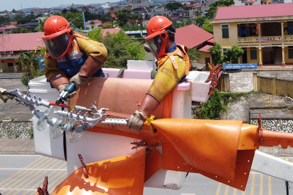 Đội sửa chữa Hotline Công ty Điện lực Bắc Giang thực hiện công tác sản xuất kinh doanh khác 6 tháng đầu năm 2022