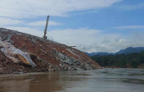 Công ty CP Thủy điện Sông Lô 7: Ngang nhiên đổ hàng nghìn m3 đất thải xuống vệ sông Lô