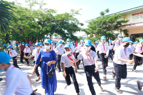 Học sinh, giáo viên và người dân vùng ven biển Quảng Nam tham gia diễn tập ứng phó sóng thần, đa thiên tai