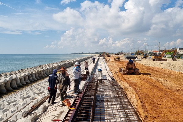 Quảng Ngãi: Đẩy nhanh tiến độ các công trình kè biển phòng chống sạt lở trước mùa mưa bão 
