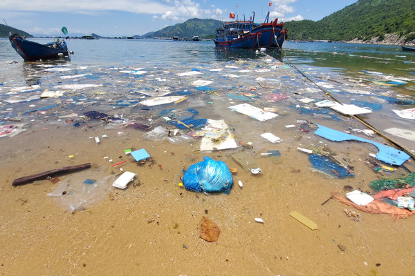 Phú Yên: Vịnh Vũng Rô ngập trong rác thải