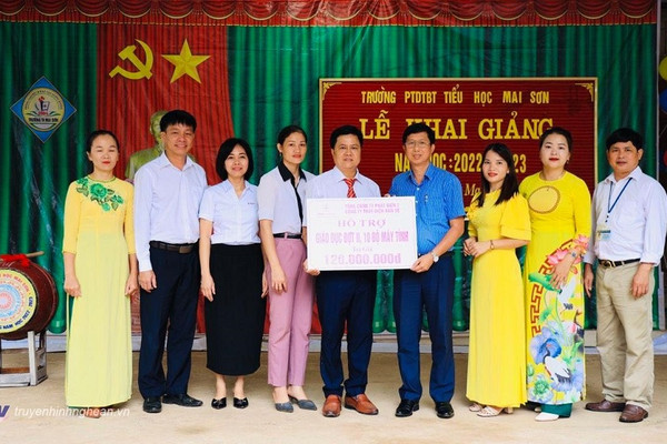 EVNGENCO1 tặng máy tính cho các trường học ở Tương Dương (Nghệ An)