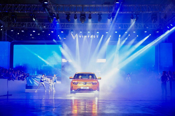 VinFast bàn giao 100 ô tô điện VF 8 đầu tiên chuẩn bị xuất khẩu ra quốc tế