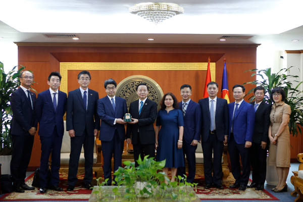 Bộ trưởng Trần Hồng Hà tiếp xã giao Thống đốc Ngân hàng Hợp tác Quốc tế Nhật Bản