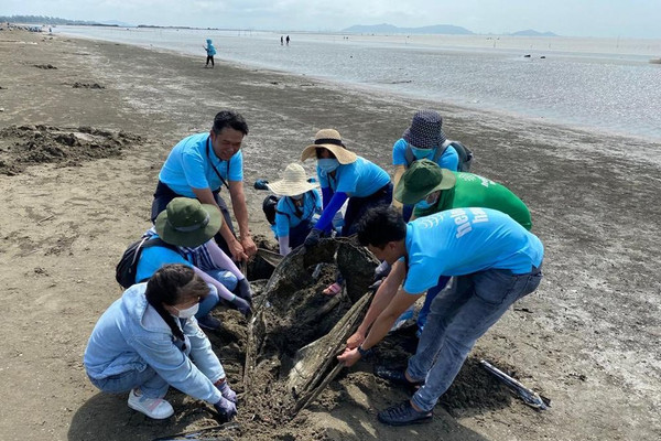 Suntory PepsiCo Việt Nam chung tay làm sạch bãi biển bảo vệ môi trường