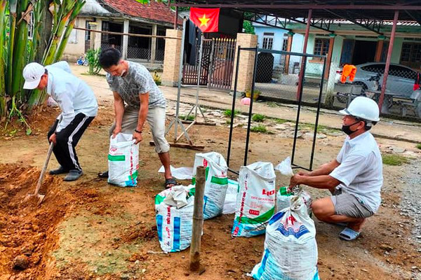 Người dân Thừa Thiên – Huế khẩn trương chằng chống nhà cửa để ứng phó bão Noru