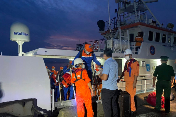 Bão số 4 (Noru): Đưa 14 thuyền viên gặp nạn trên vùng biển Thừa Thiên – Huế vào bờ