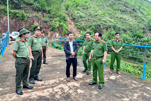 Công an, biên phòng Quảng Trị và Thừa Thiên – Huế giúp dân chống bão Noru