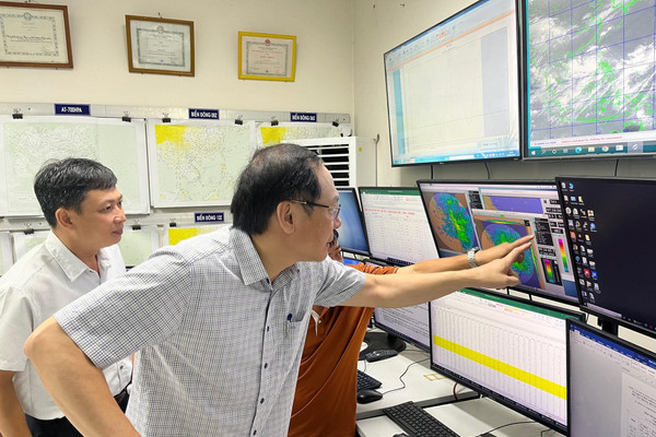 Thứ trưởng Lê Công Thành kiểm tra công tác ứng trực, dự báo bão số 4 (Noru) tại Đài KTTV khu vực Trung Trung bộ