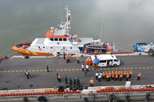Tiếp nhận 13 thi thể thuyền viên tàu Wu Zhou 8 bị nạn trên biển