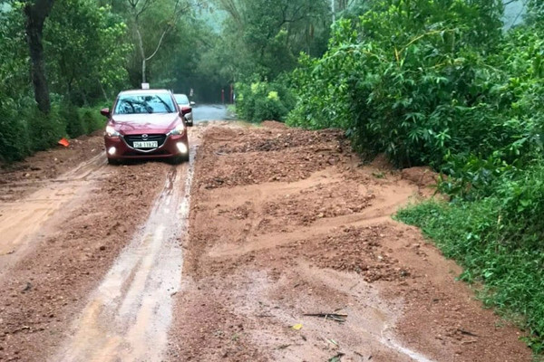 Thừa Thiên – Huế: Sạt lở đất nhiều nơi do mưa lớn
