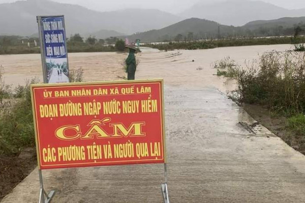 Quảng Nam: Mưa trắng trời, nhiều tuyến đường bị ngập, chia cắt 