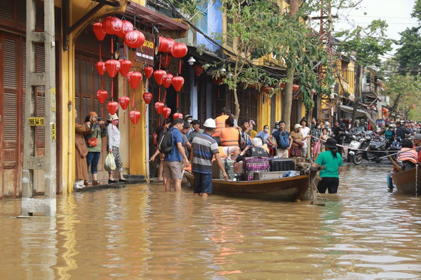 Quảng Nam: Nhiều nơi chìm trong biển nước, người dân phải di chuyển bằng ghe 