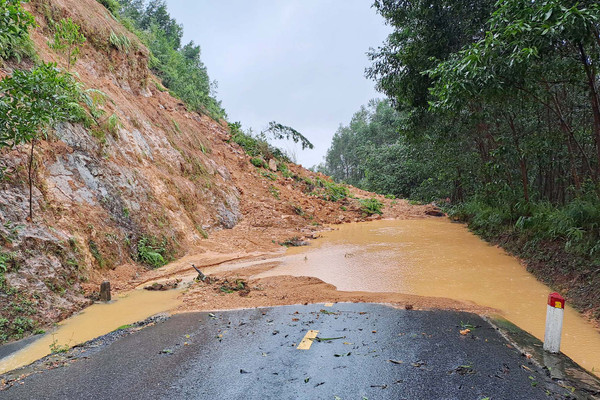 Thừa Thiên – Huế: Hàng loạt điểm sạt lở đất, đá do mưa lũ