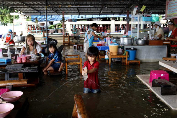 Lũ lụt nghiêm trọng ở Phuket làm tê liệt giao thông