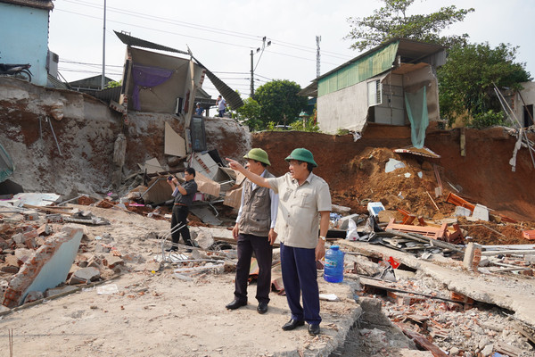 Quảng Trị: Khẩn trương đưa người dân vùng sạt lở đến nơi an toàn
