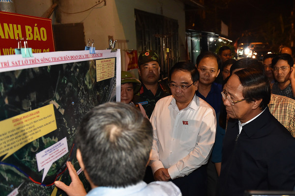 Phó Thủ tướng kiểm tra tình hình sạt lở bờ sông Thạch Hãn, Quảng Trị