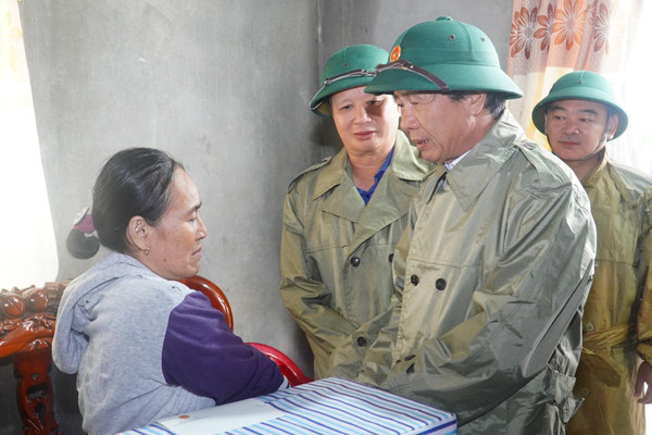 Phó Thủ tướng Lê Văn Thành thăm người dân vùng lũ và kiểm tra sạt lở ở Thừa Thiên – Huế