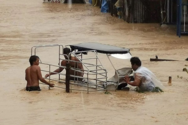 Bão Nalgae đổ bộ Philippines, ảnh hưởng đến hàng trăm nghìn người