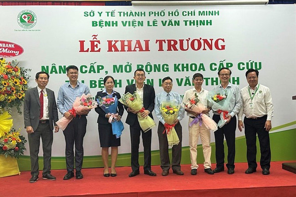 Thép Miền Nam - VNSTEEL trao tặng băng ca y tế cho Bệnh viện Lê Văn Thịnh