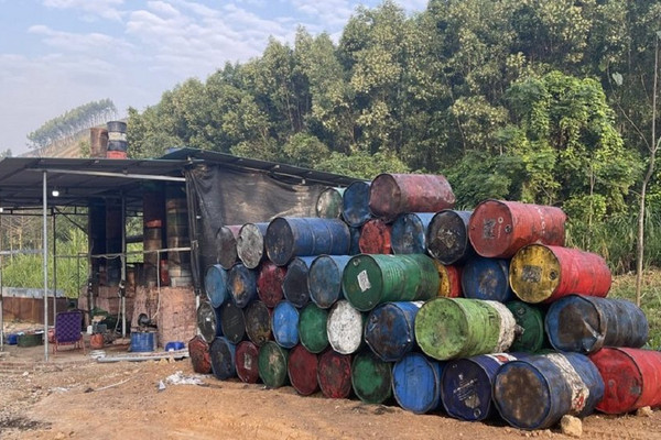 Nghệ An: Phát hiện cơ sở tái chế dầu thải không phép trong rừng