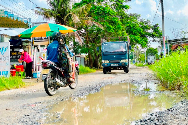 Quảng Nam: Đường nông thôn bị cày nát bởi “binh đoàn” xe chở đất phục vụ dự án khu đô thị