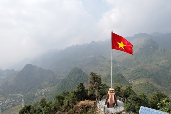 Mường Khương – Lào Cai: Lễ thượng cờ Tổ quốc trên đỉnh núi Cô Tiên