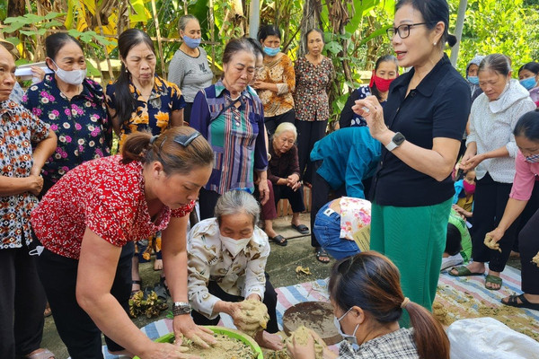 Phụ nữ tham gia xử lý rơm rạ sau thu hoạch góp phần bảo vệ môi trường