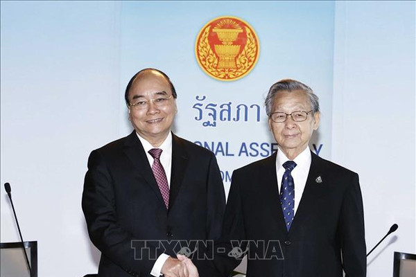 Chủ tịch nước Nguyễn Xuân Phúc gặp Chủ tịch Quốc hội Thái Lan Chuan Leekpai