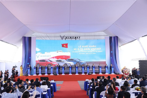 VinFast xuất khẩu lô ô tô điện đầu tiên ra thế giới