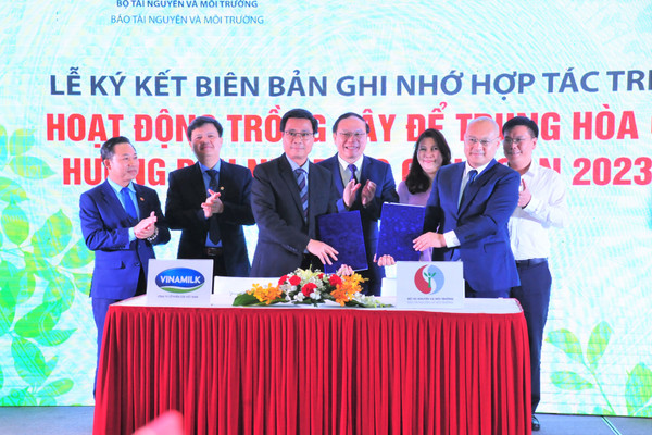 Báo TN&MT -  Công ty CP Sữa Việt Nam Vinamilk: Hợp tác trồng cây để trung hòa Carbon hướng đến Net Zero giai đoạn 2023 – 2027
