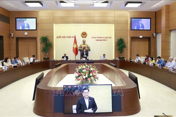 Chủ động, đôn đốc việc chuẩn bị các nội dung trình Quốc hội