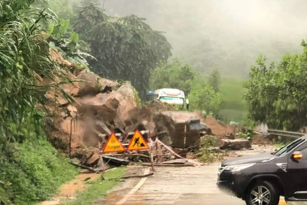 Quảng Nam: Mưa lớn gây sạt lở hơn 1.000 m3 đất đá trên đường Hồ Chí Minh