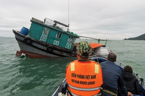 Quảng Ninh: Cứu hai vợ chồng ngư dân bị nạn trên vùng biển huyện Cô Tô