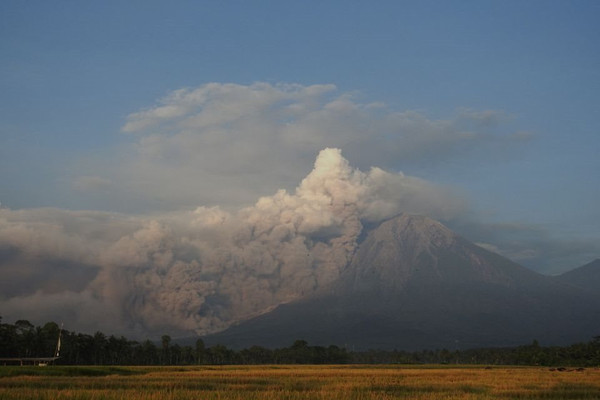 Núi lửa Semeru phun trào khiến gần 2.500 người phải sơ tán