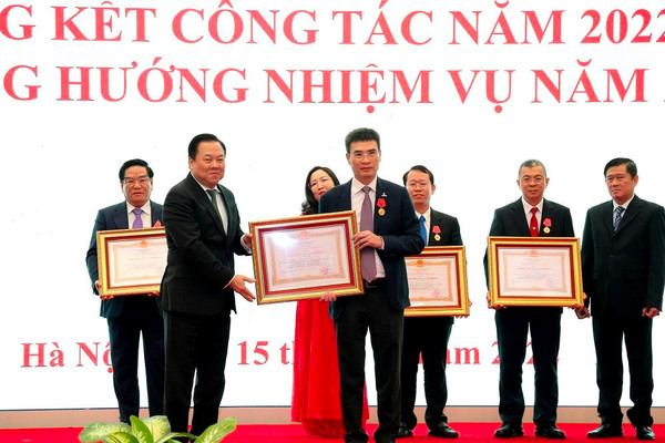 Phó Tổng giám đốc Petrovietnam, Chủ tịch HĐQT PV GAS Dương Mạnh Sơn đón nhận Huân chương Lao động hạng Nhì