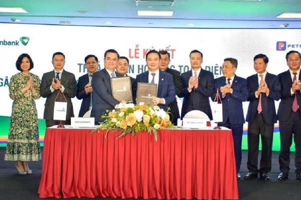 Ký kết thỏa thuận hợp tác toàn diện giữa Vietcombank và  Petrolimex
