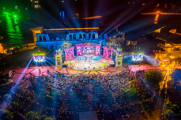 Đại tiệc âm nhạc và pháo hoa New Year Countdown 2023 tại thị trấn Hoàng Hôn, Phú Quốc có gì hấp dẫn?